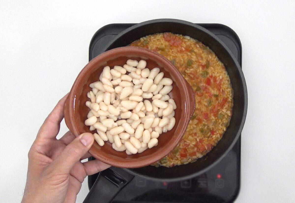Arroz empedrado. Una receta tradicional de Valencia con bacalao