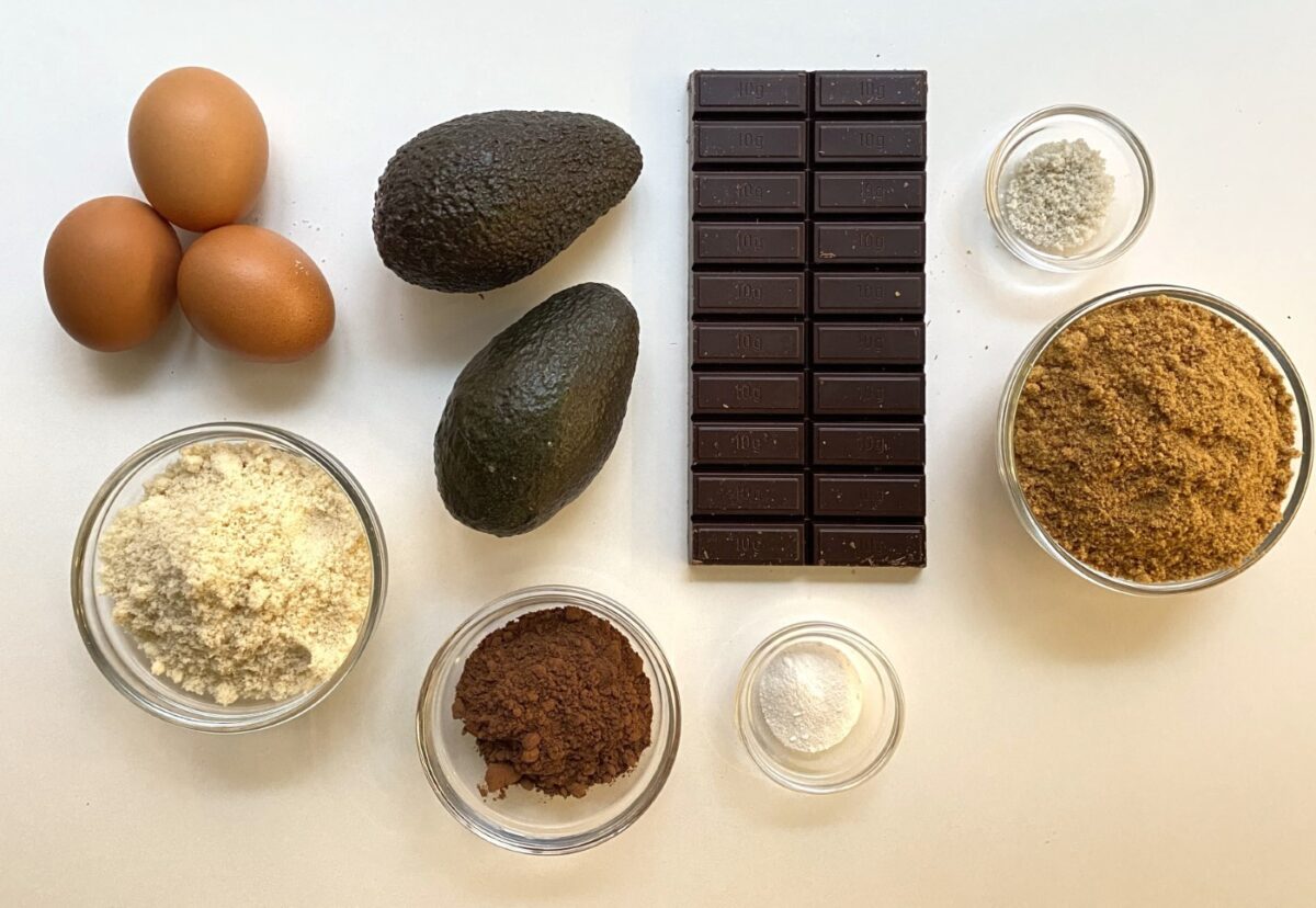 Bizcocho de chocolate y aguacate. Una receta paso a paso