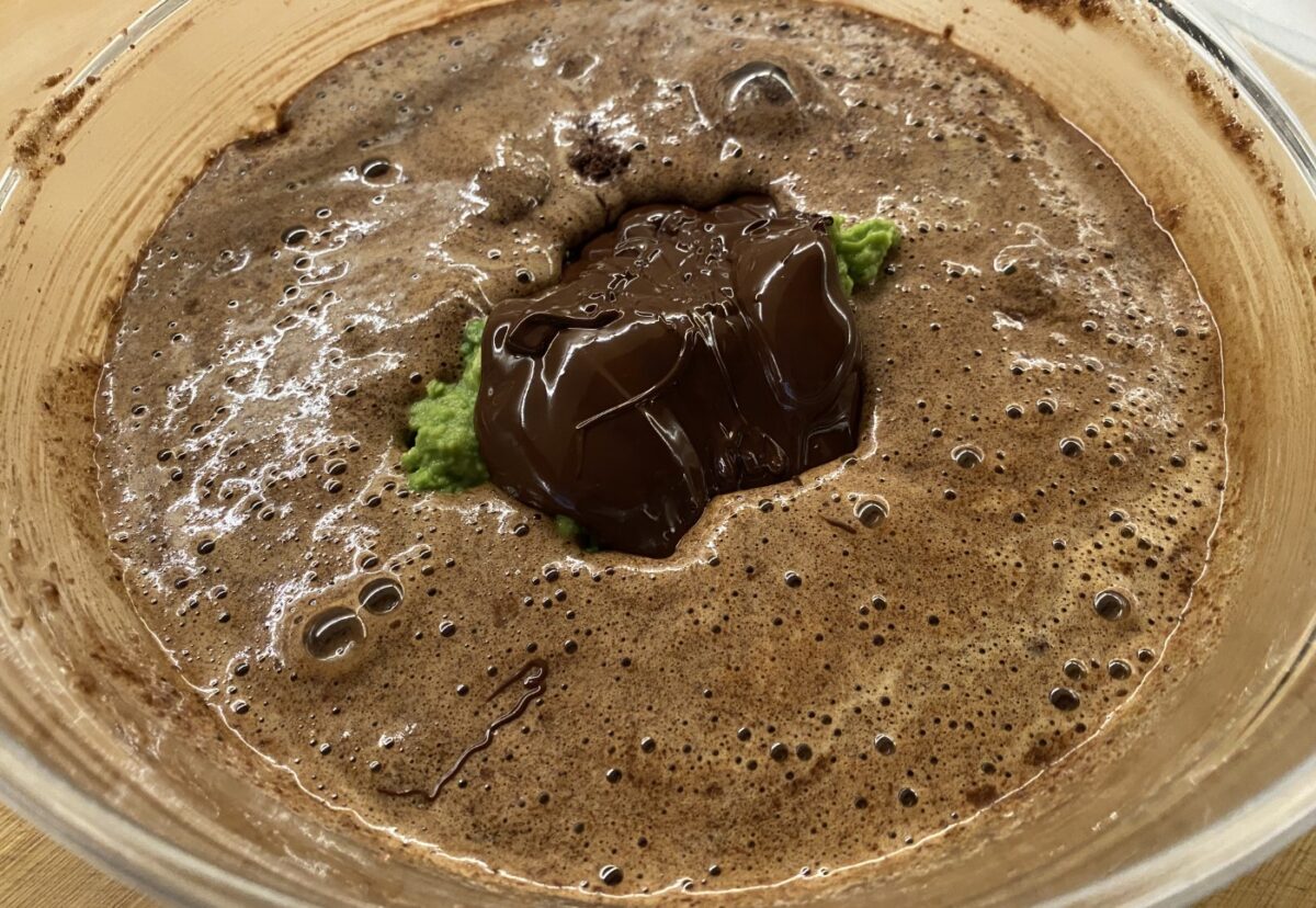 Bizcocho de chocolate y aguacate. Una receta paso a paso