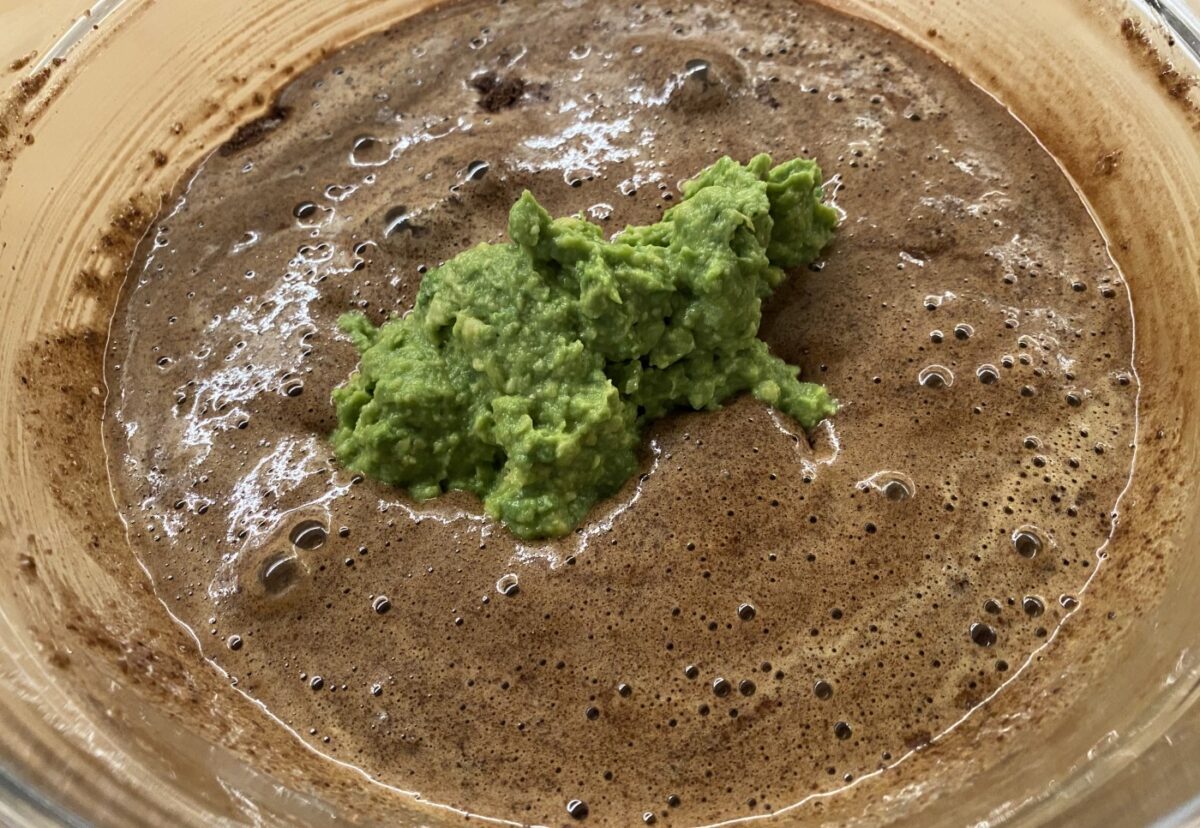 Bizcocho de chocolate y aguacate. Una receta paso a paso
