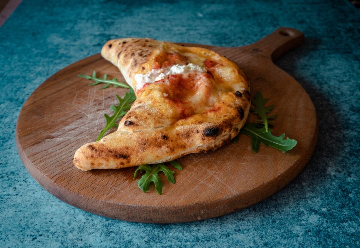 Calzone. ¿Qué es? Origen, historia, receta y tipos de calzone