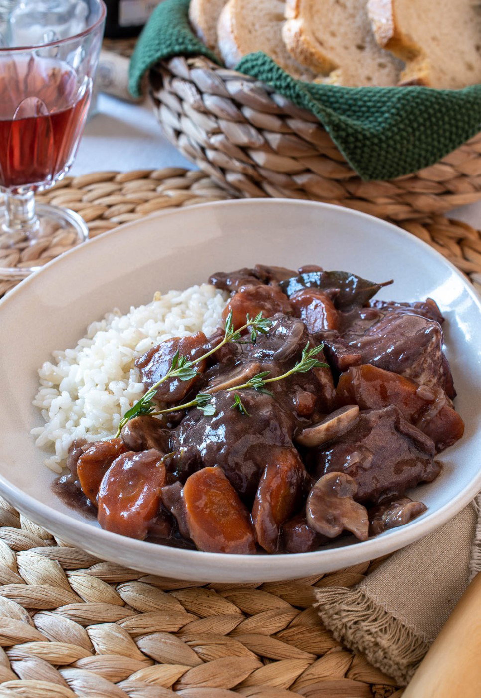 Coq au vin. Un plato tradicional de la cocina francesa