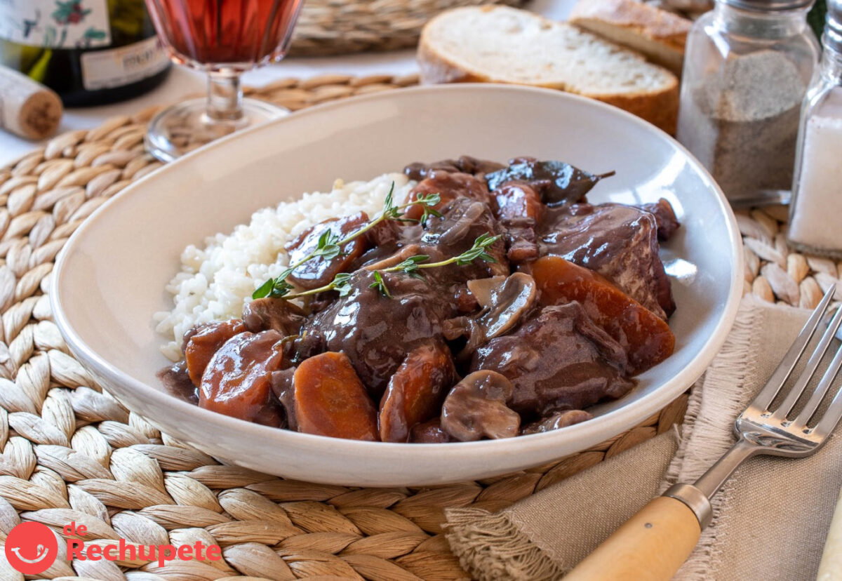 Coq au vin. El estofado tradicional de la cocina francesa
