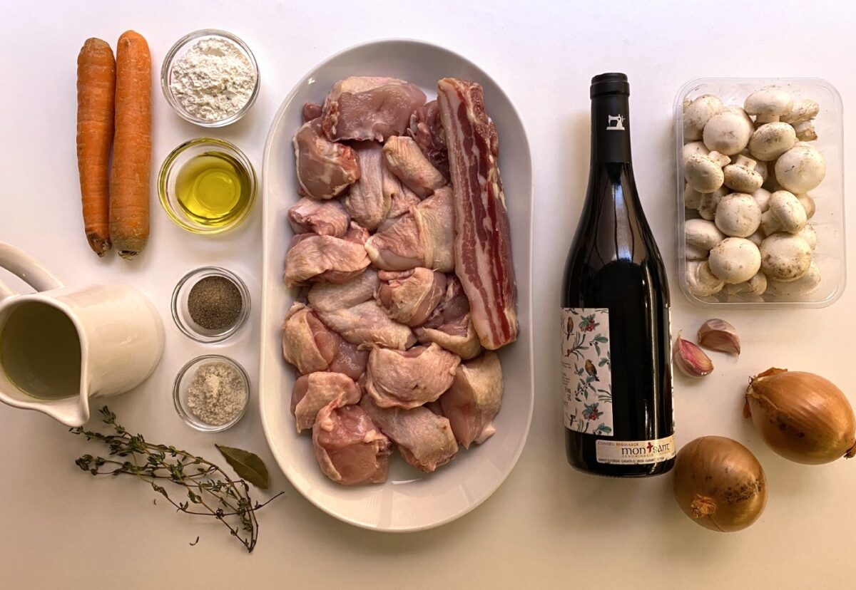 Coq au vin. Un plato tradicional de la cocina francesa
