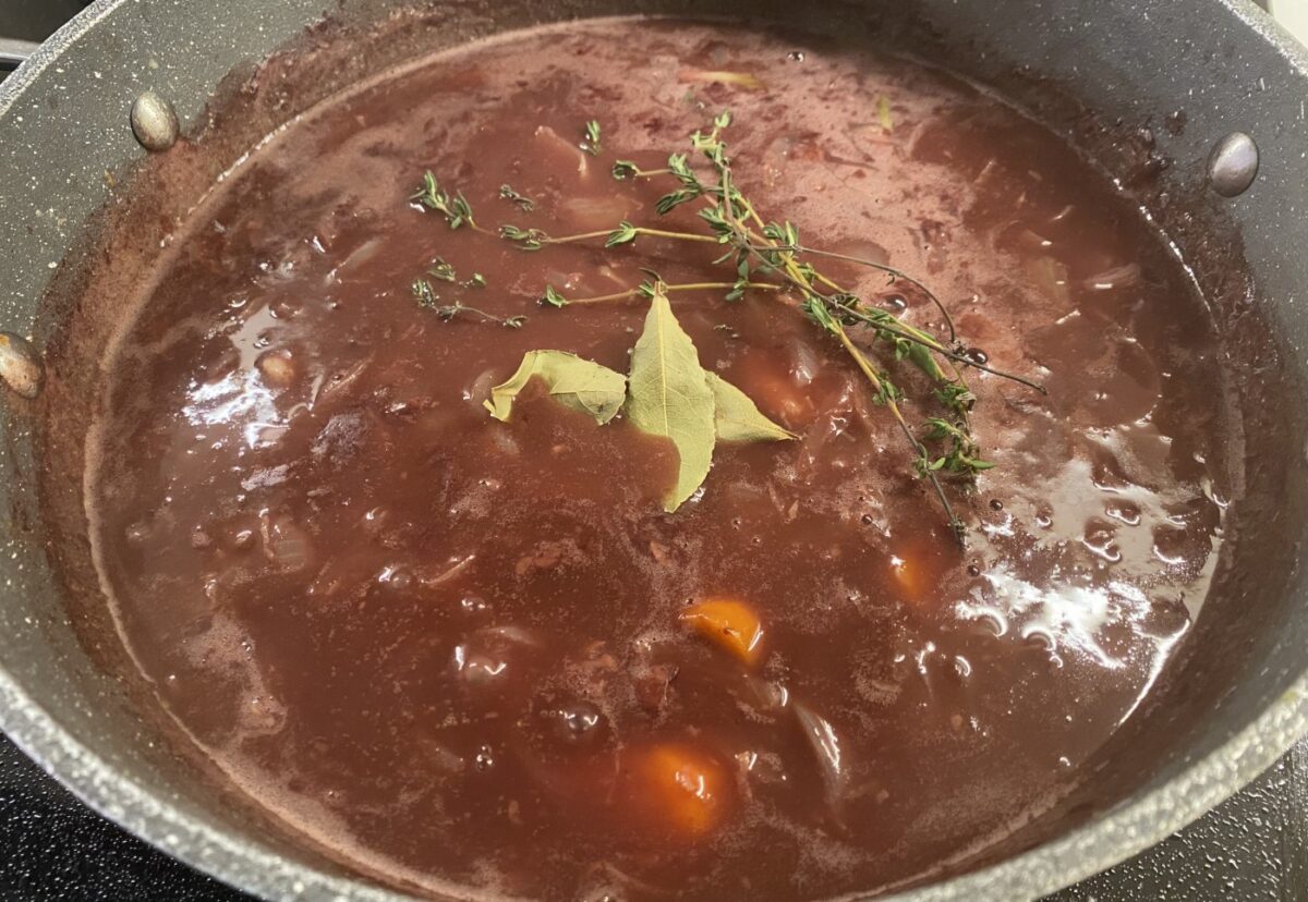 Coq au vin. Un plato tradicional de la cocina francesa