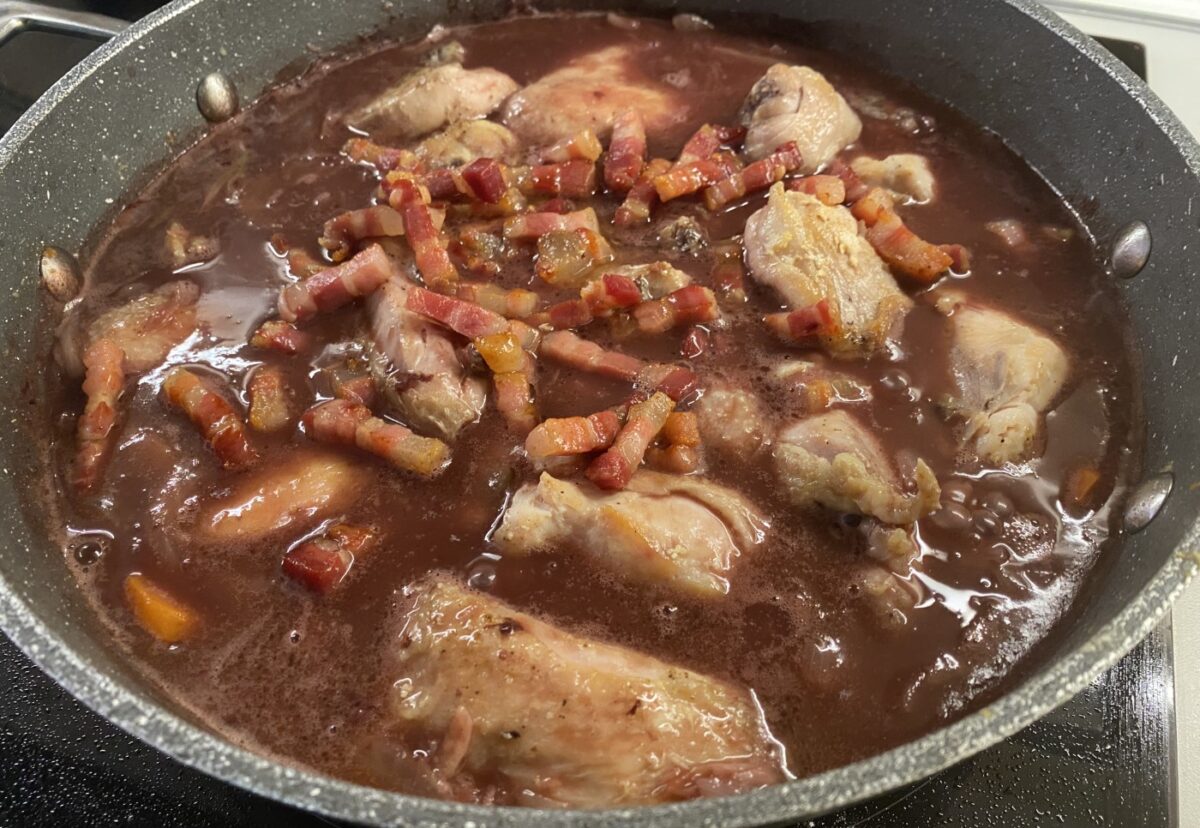 Coq au vin. Un plato tradicional de la cocina francesa