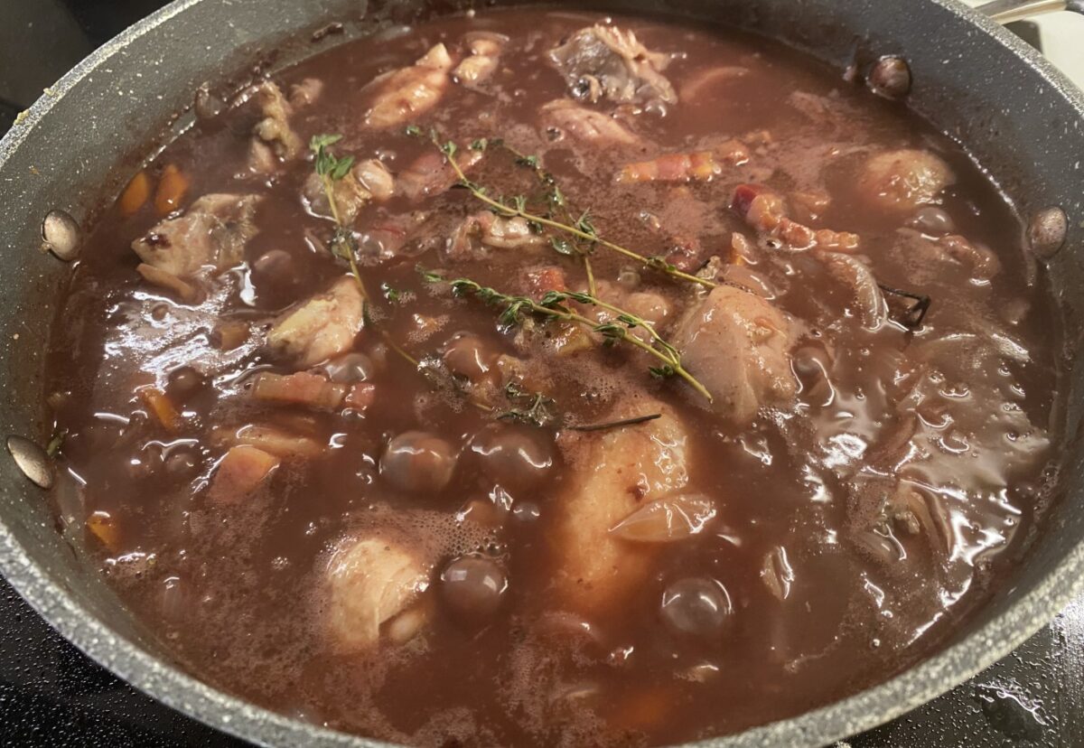 Coq au vin. Un plato tradicional de la cocina francesa