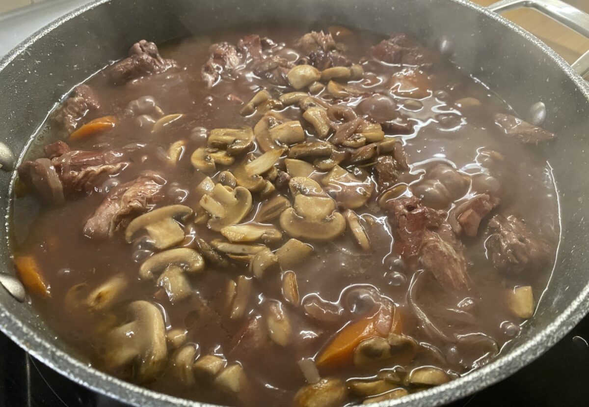 Coq au vin. Un plato tradicional de la cocina francesa