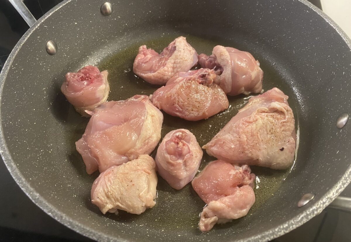 Coq au vin. Un plato tradicional de la cocina francesa