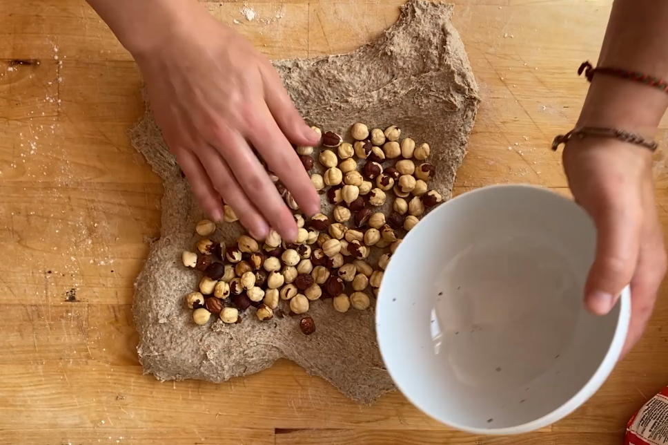 Pan integral con chocolate y avellanas paso a paso