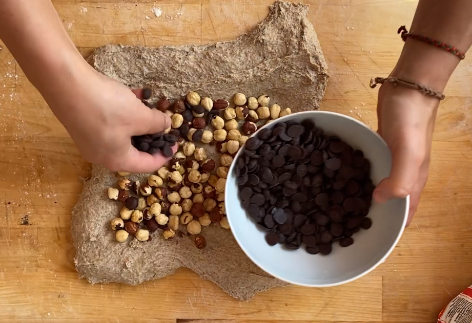 Pan integral con chocolate y avellanas paso a paso