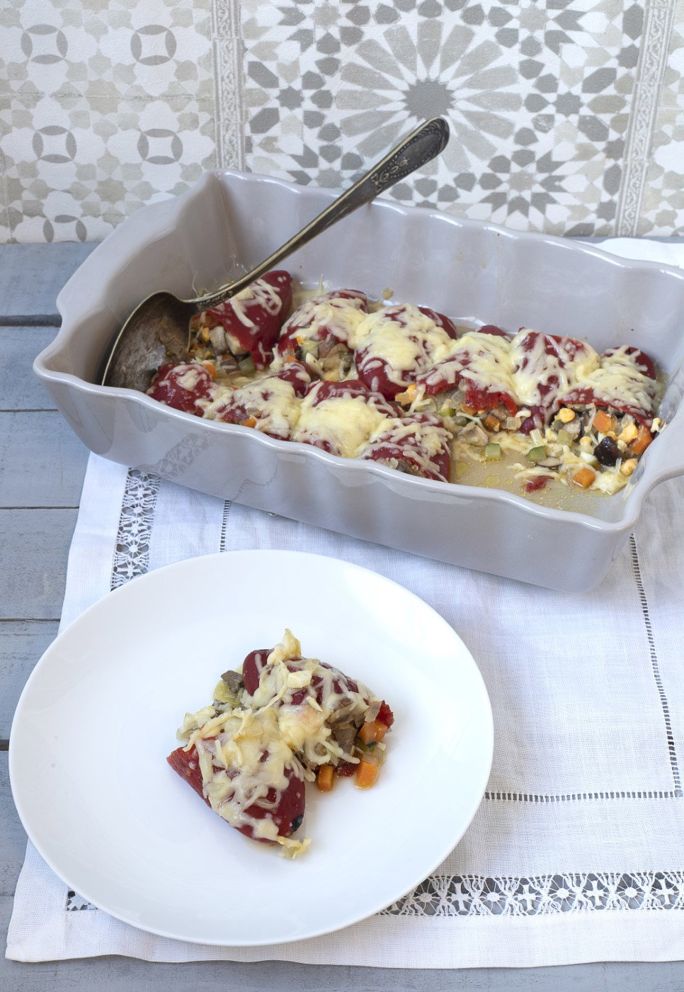 Pimientos del piquillo rellenos de verduras y huevo