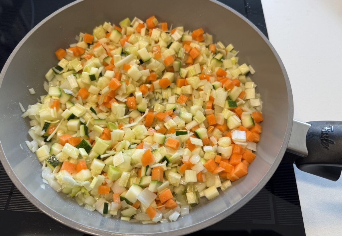 Pimientos del piquillo rellenos de verduras y huevo
