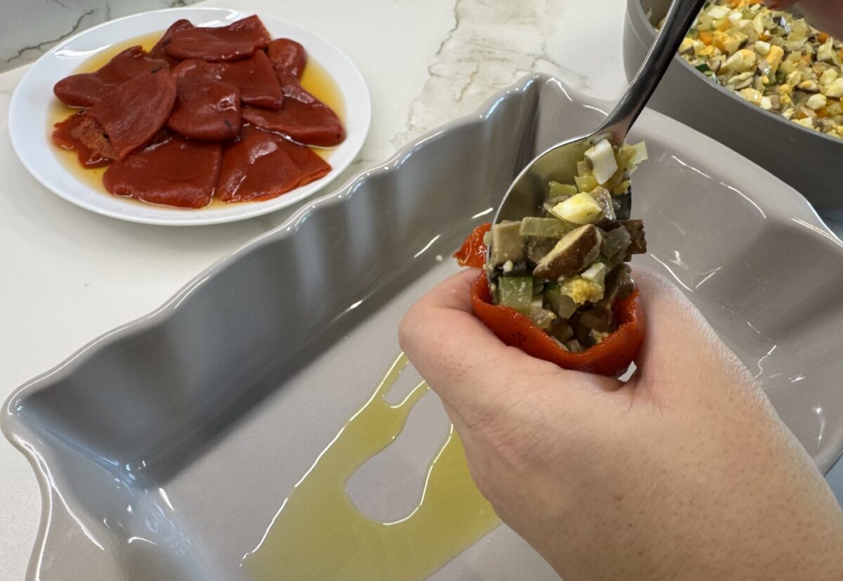 Pimientos del piquillo rellenos de verduras y huevo
