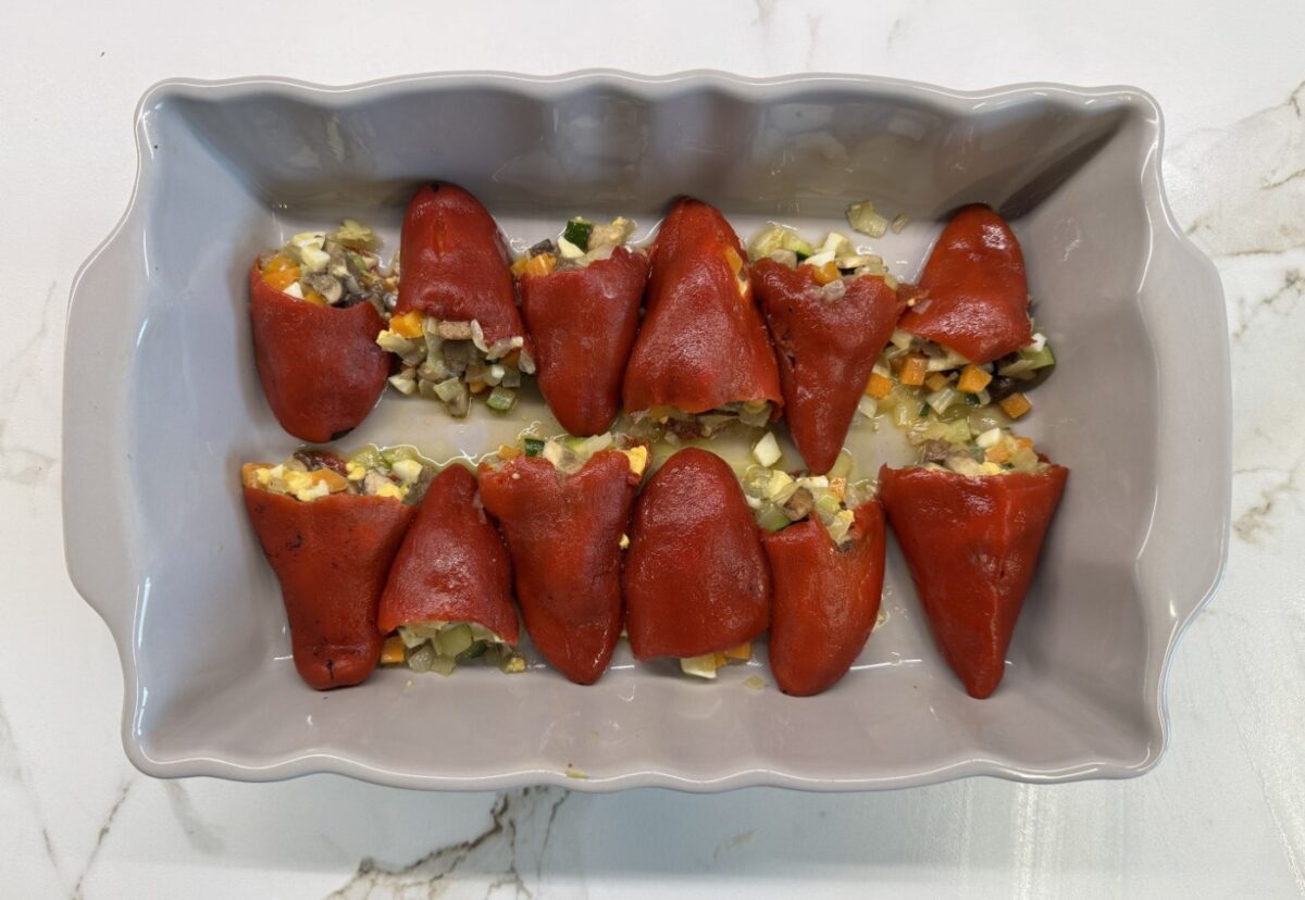 Pimientos del piquillo rellenos de verduras y huevo