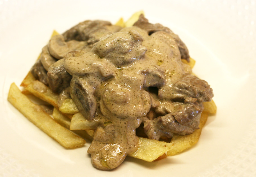 Ternera Strogonoff. Receta de carne en salsa con champiñones