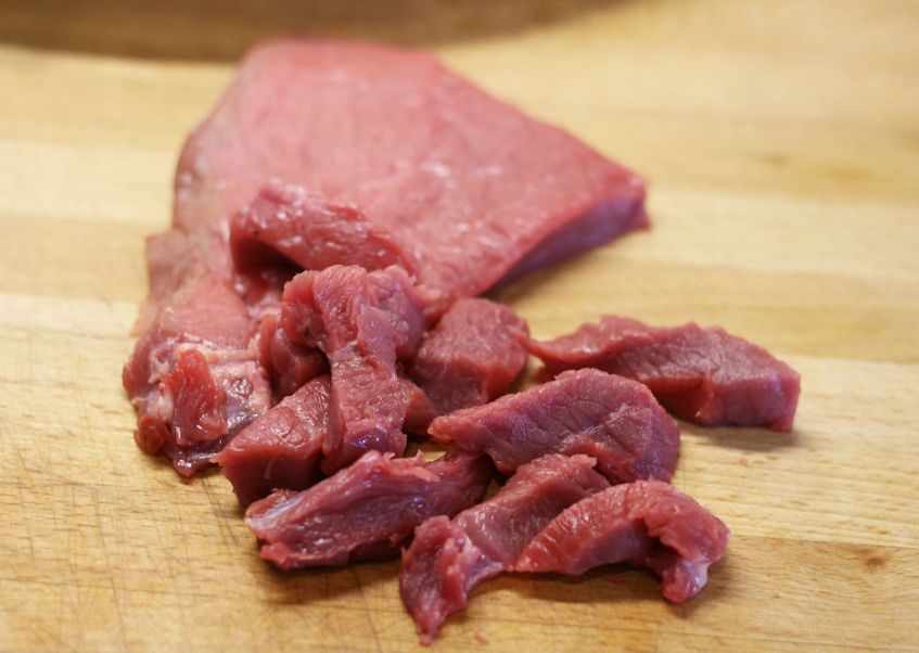 Ternera Strogonoff. Receta de carne en salsa con champiñones