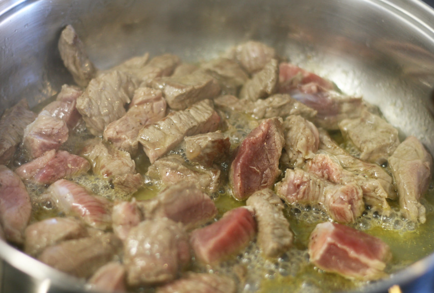 Ternera Strogonoff. Receta de carne en salsa con champiñones