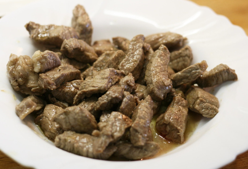 Ternera Strogonoff. Receta de carne en salsa con champiñones