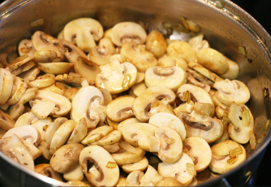 Ternera Strogonoff. Receta de carne en salsa con champiñones