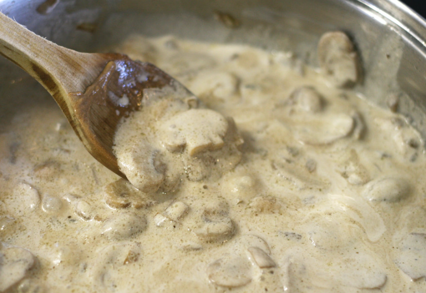 Ternera Strogonoff. Receta de carne en salsa con champiñones