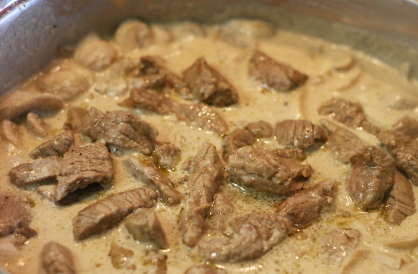 Ternera Strogonoff. Receta de carne en salsa con champiñones