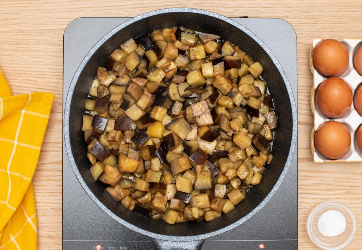 Tortilla de berenjena y cebolla. Una receta fácil paso a aso