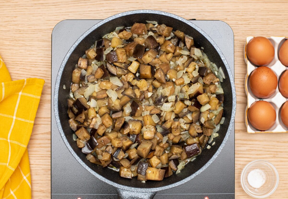 Tortilla de berenjena y cebolla. Una receta fácil paso a aso