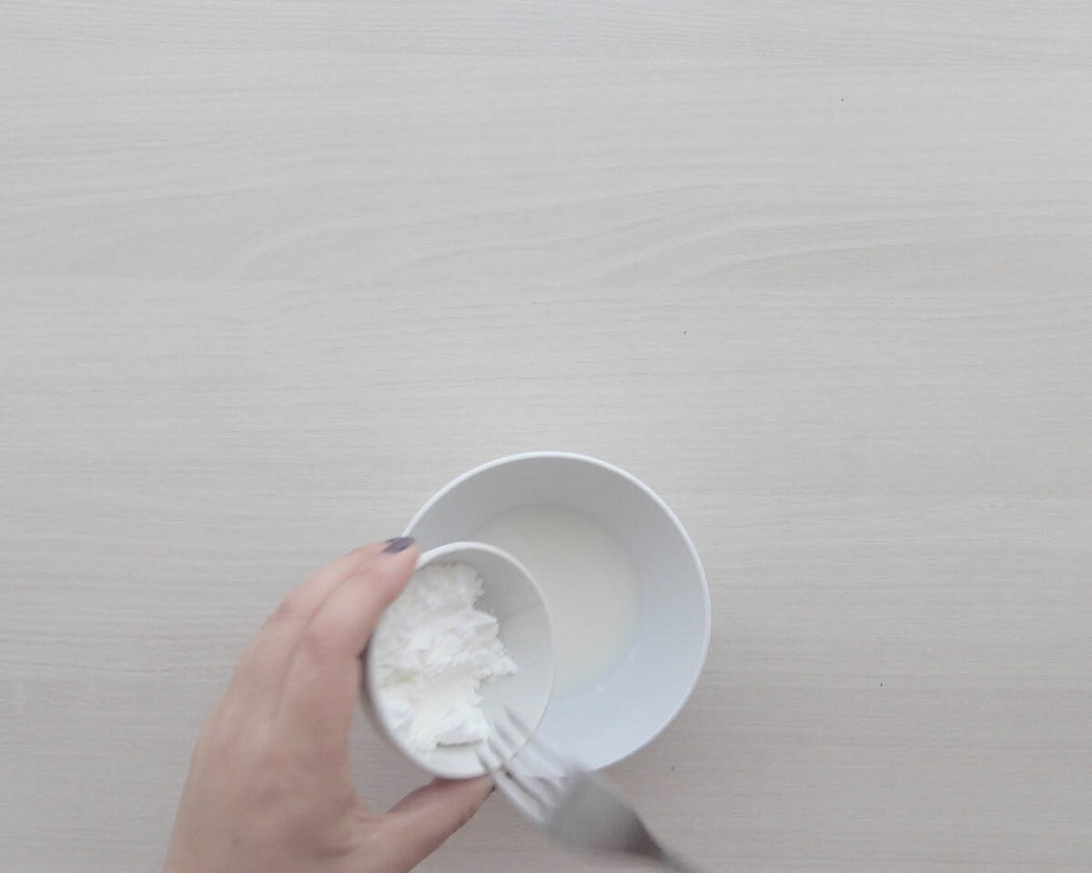 Receta de crema pastelera: disolver la maizena en el resto de la leche