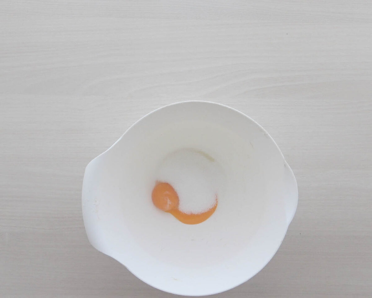 Receta de crema pastelera: mezclar yemas de huevo con azúcar
