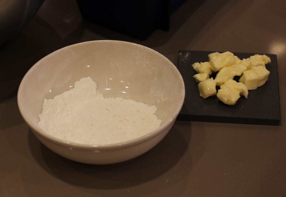 Bizcocho de yogur: harina y mantequilla para engrasar el molde