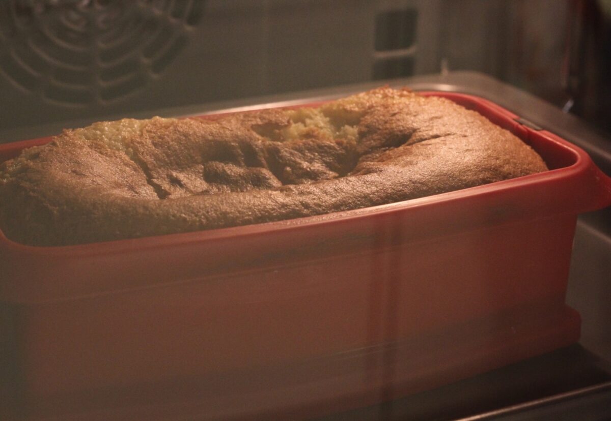 Bizcocho de yogur: bizcocho dorado listo para sacar del horno