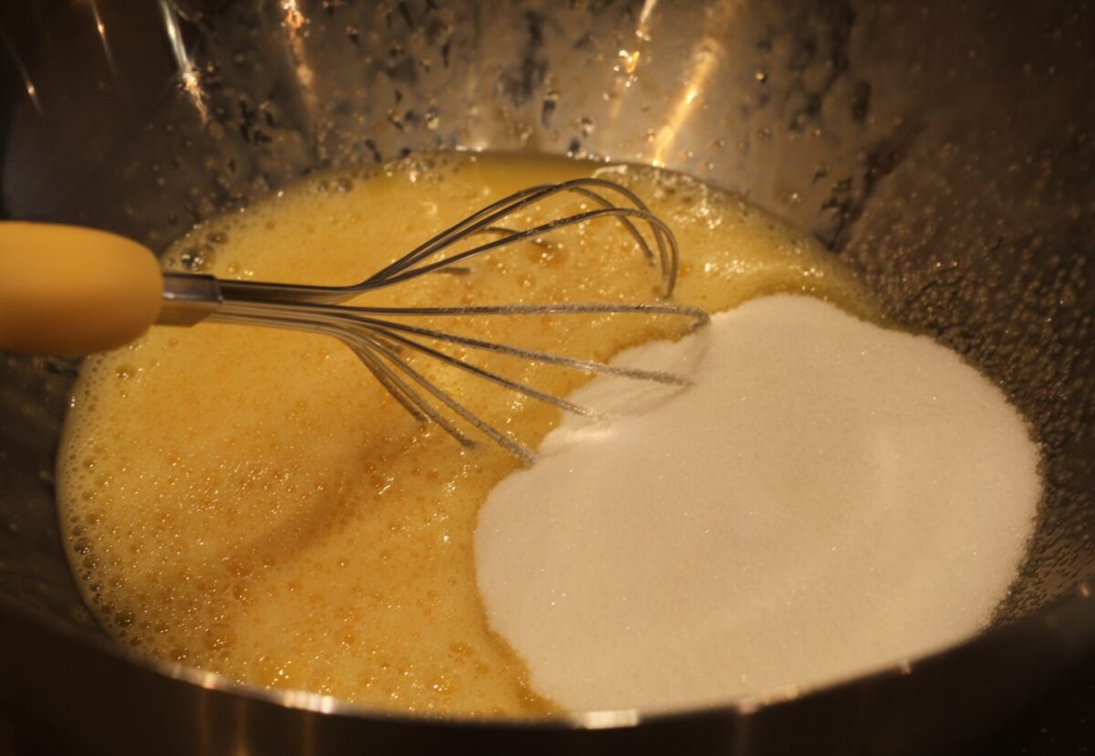 Bizcocho de yogur: mezclar huevos y azúcar