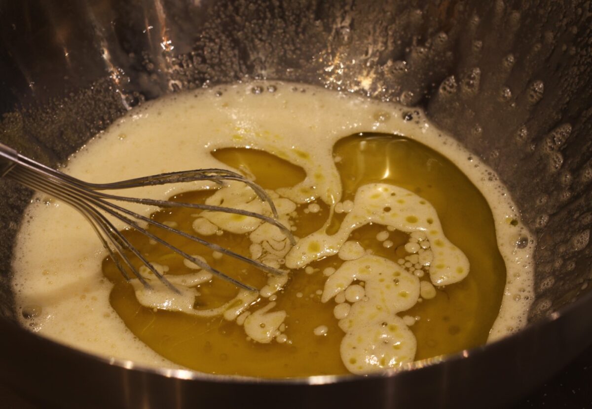 Bizcocho de yogur: mezclar el aceite