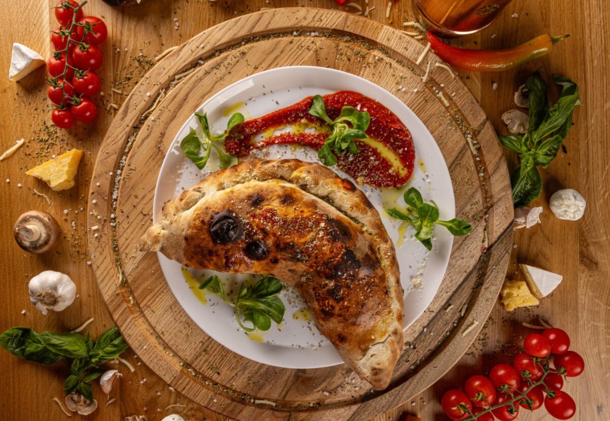 Calzone. ¿Qué es? Origen, historia, receta y tipos de calzone