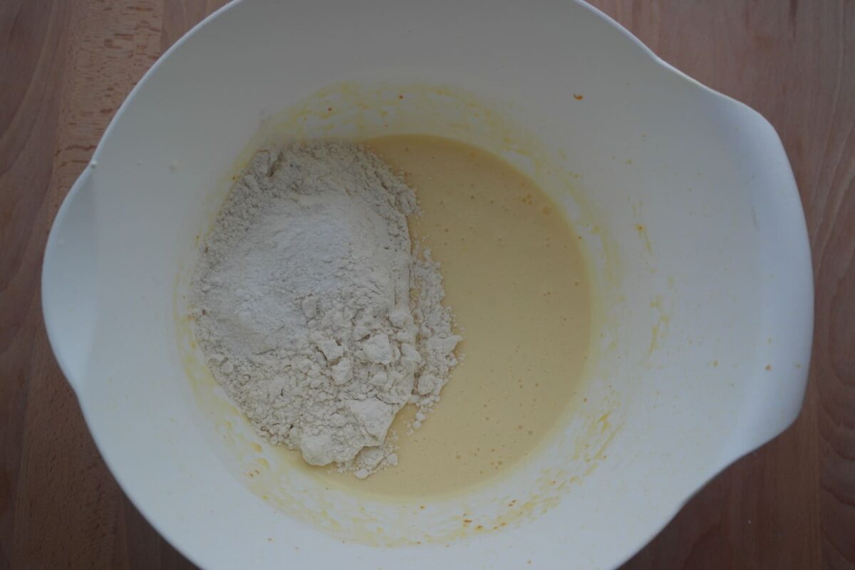 Receta de bizcocho de chocolate: añadir la harina y levadura
