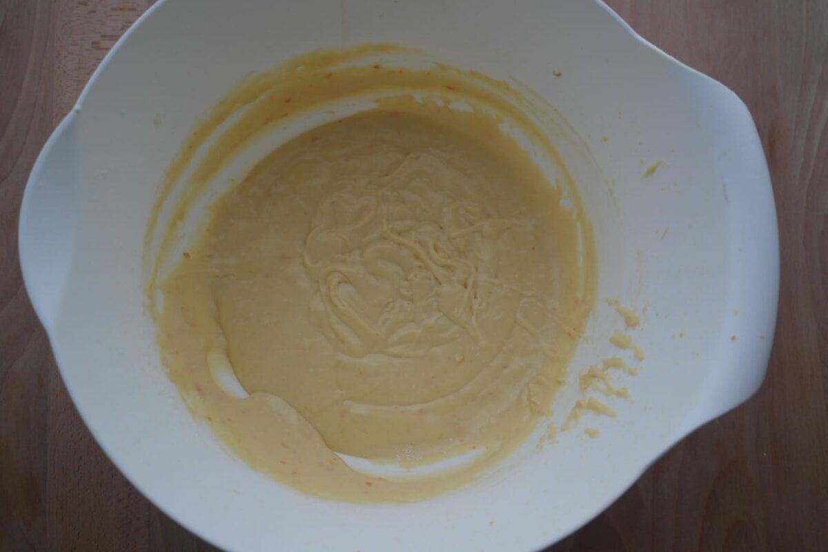 Receta de bizcocho de chocolate: remover con varillas