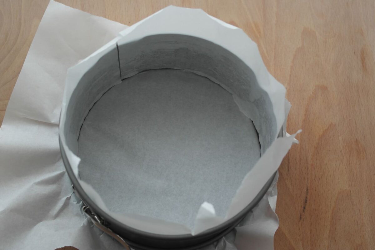 Receta de bizcocho de chocolate: forrar paredes del molde con papel de horno