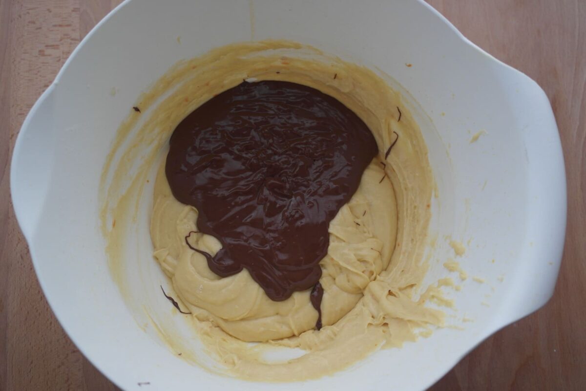 Receta de bizcocho de chocolate: añadir el chocolate derretido