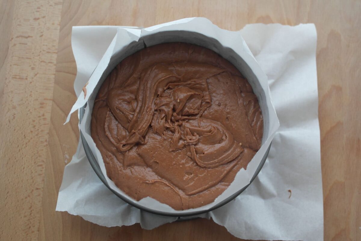 Receta de bizcocho de chocolate: echar la masa y hornear