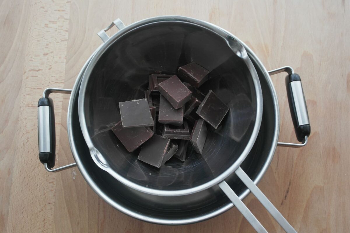 Receta de bizcocho de chocolate: fundir el chocolate