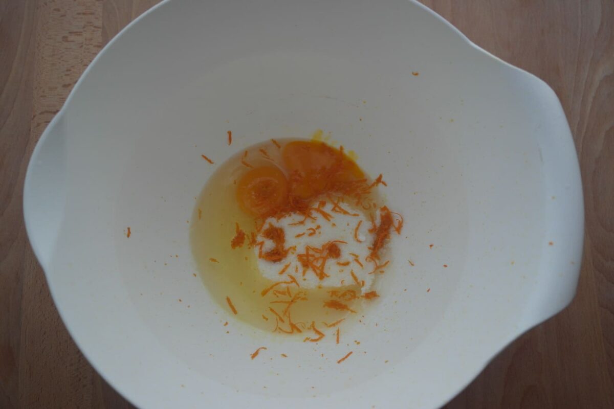 Receta de bizcocho de chocolate: mezclar el huevo, azúcar y naranja