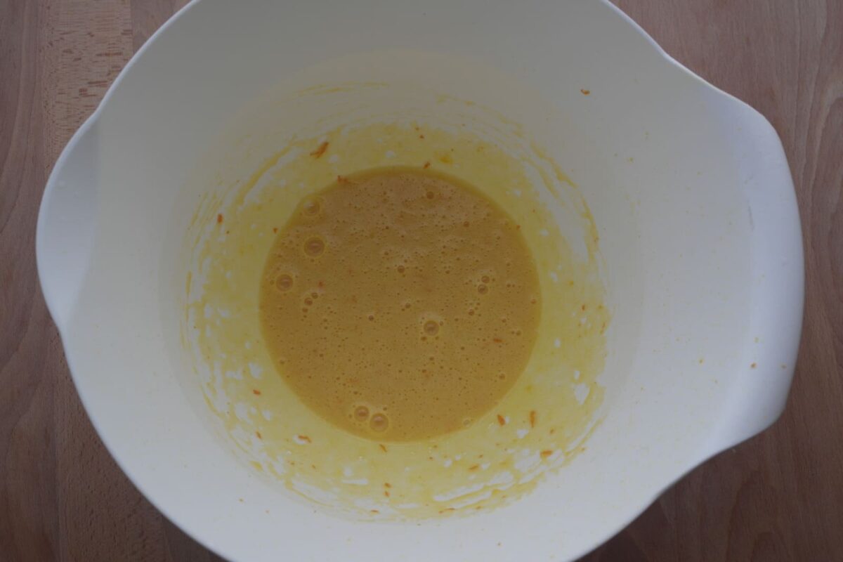 Receta de bizcocho de chocolate: mezclar el huevo, azúcar y naranja