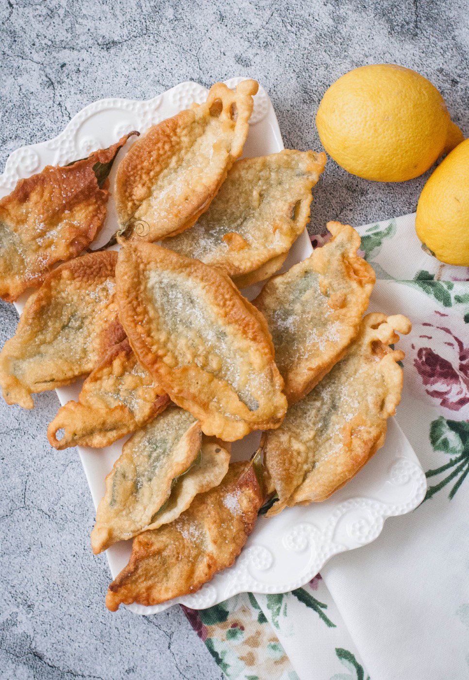 Hojas de limón o follas de limoneiro. Postre de carnaval