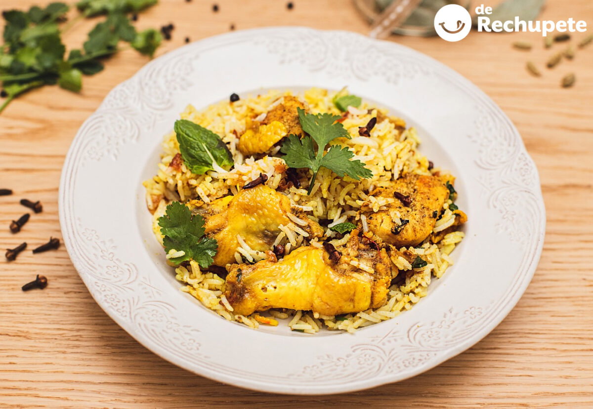 Biryani de pollo con arroz basmati. Receta tradicional de la India