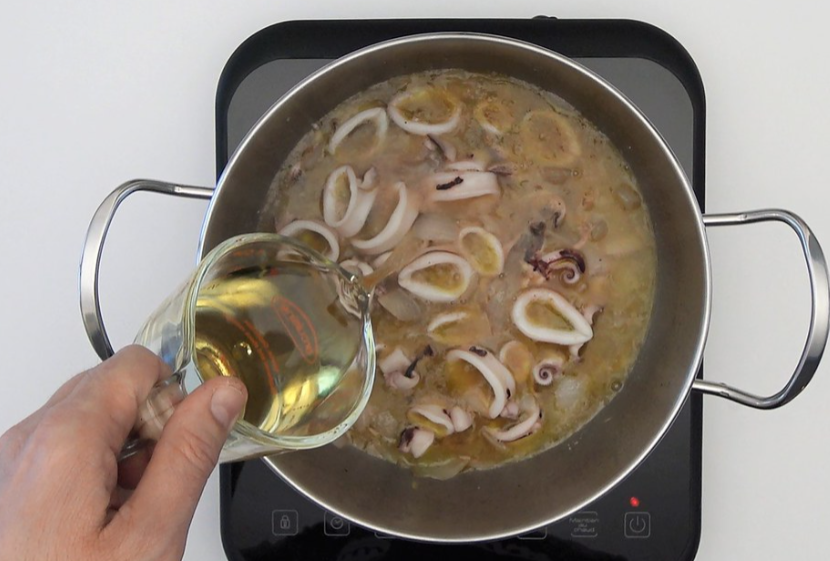 Calamares en su tinta con arroz blanco