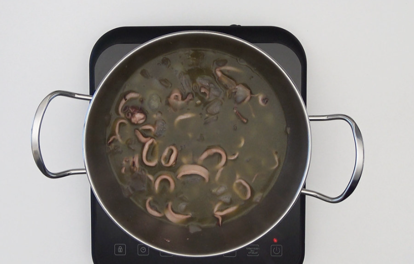 Calamares en su tinta con arroz blanco