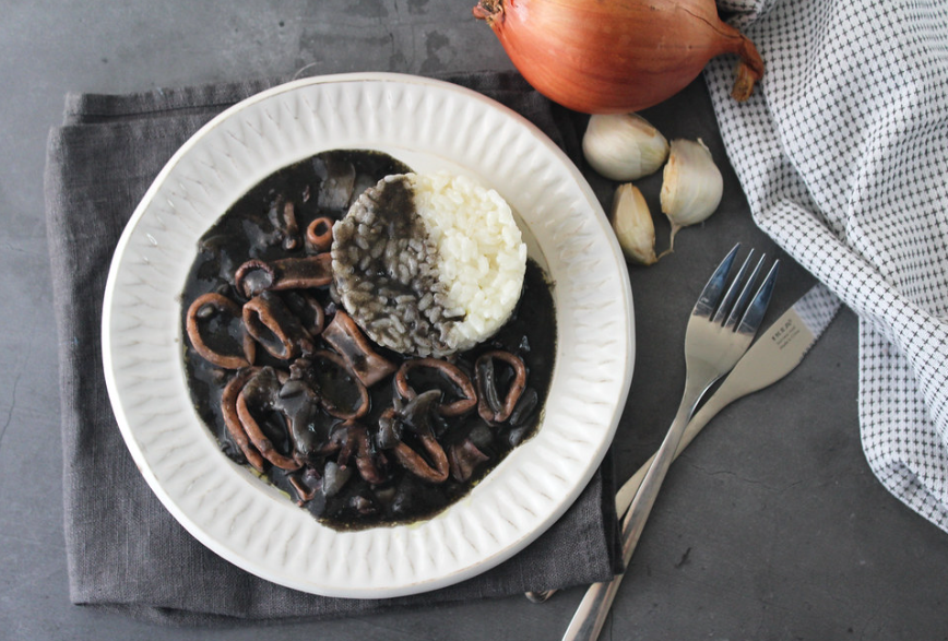 Calamares en su tinta con arroz blanco
