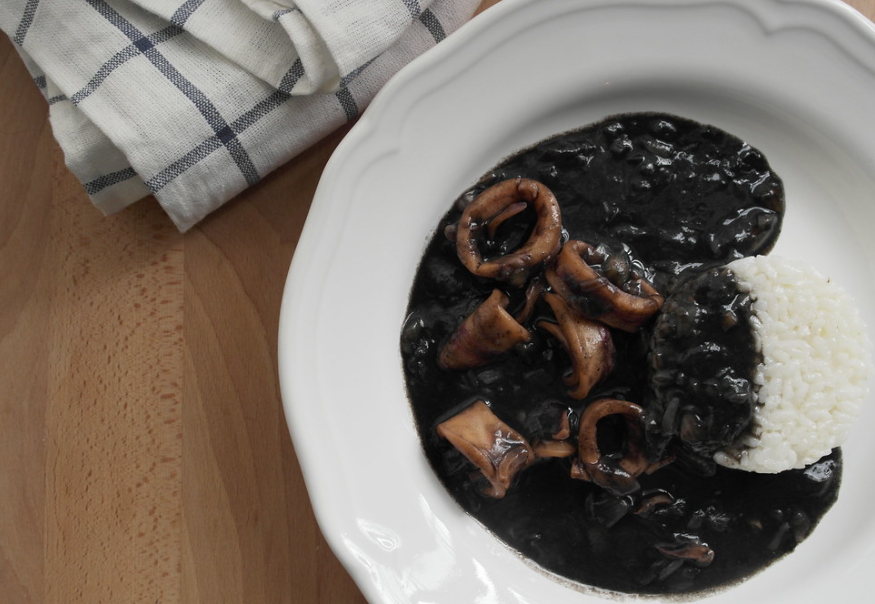 Calamares en su tinta con arroz blanco