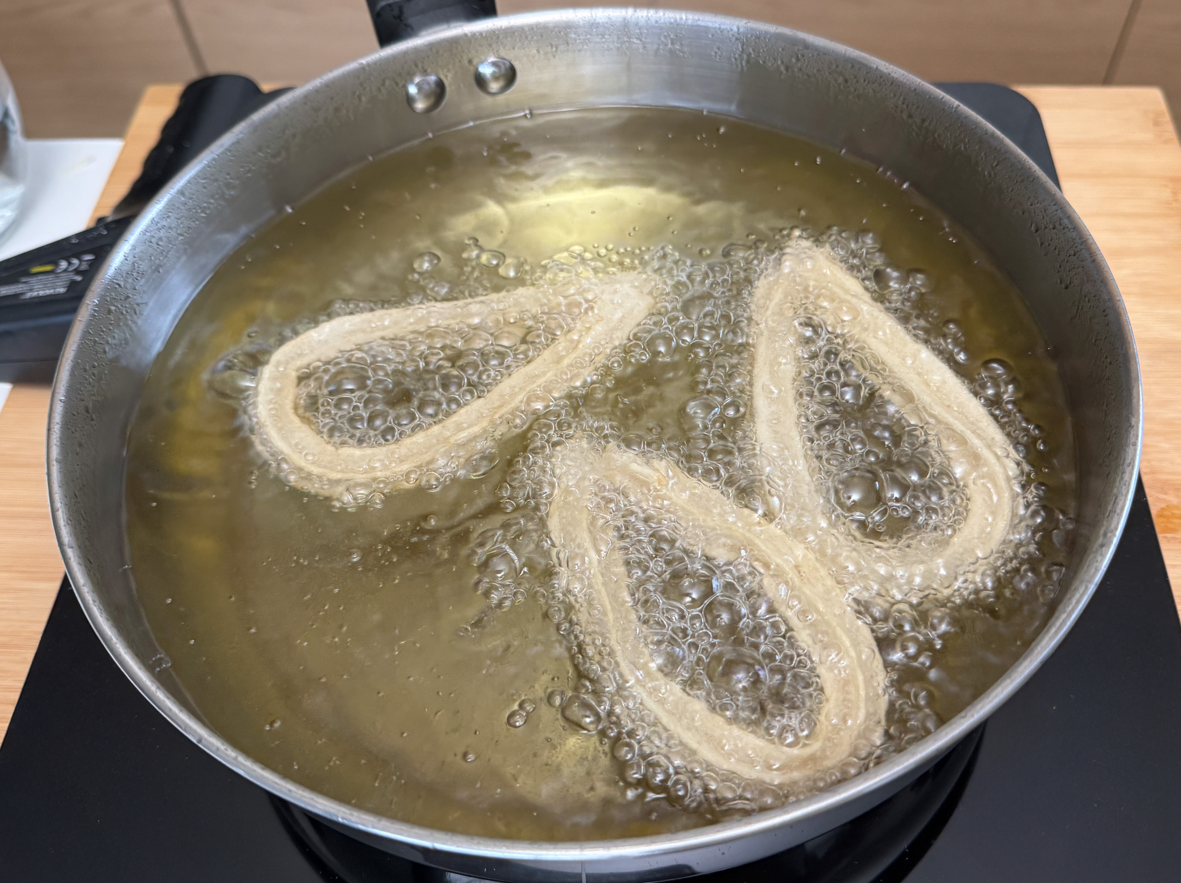 Receta de churros: friendo los lazos